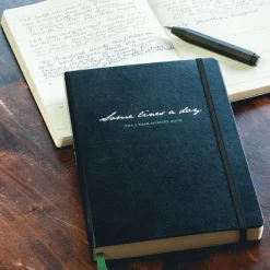 Femårsdagbok Leuchtturm1917 A5 "Some lines a day" Black