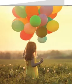 Gratulationskort med kuvert - Flicka håller ballonger