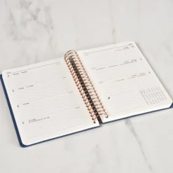 Kalender 2025 A6 vecka/uppslag marinblå