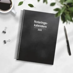 Kalender 2025 Noteringskalendern svart konstläder